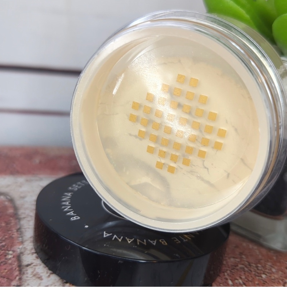 Banana Setting Powder Medium - Picture 5 of 5